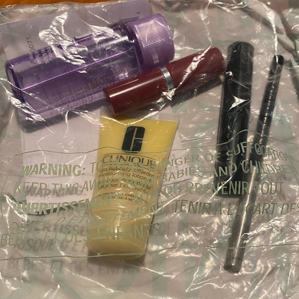 Clinique Makeup/Skincare Set with Cosmetic Bag - Picture 5 of 10